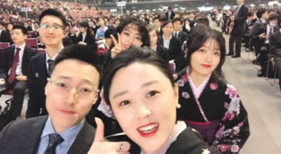 海外学子的毕业季充满了各式风情