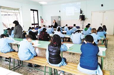 70岁意大利校长筹款教汉语 9年学生人数翻了33倍