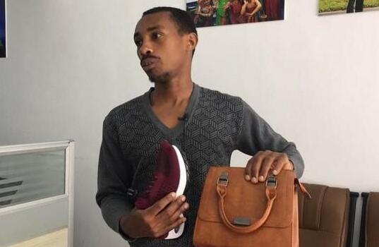 卢旺达90后留学生小哥卖中国包包生意好 自建物流当天送达非洲