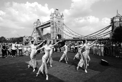 伦敦塔桥上演中国旗袍艺术秀 展示丝绸、旗袍文化