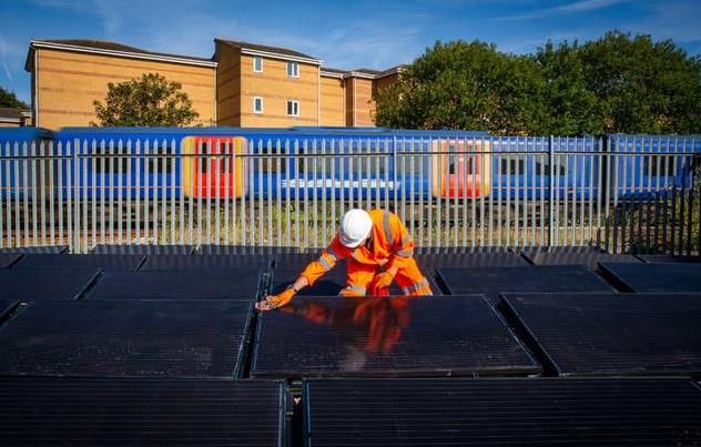 英媒：世界首条获得太阳能动力的铁路线在英国开通