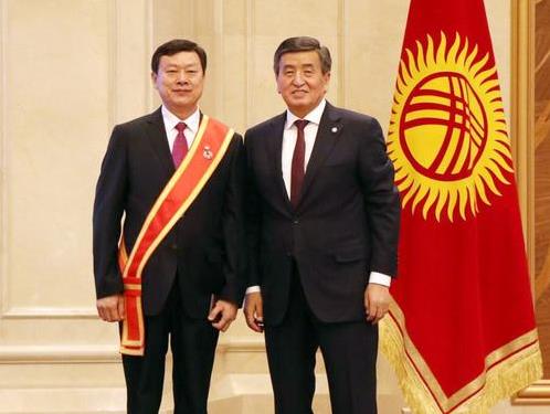 救助吉国530多位患者 中国医生获吉国荣誉奖章