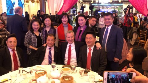 　2月13日，纽约市长白思豪前往法拉盛君豪就餐。美国中文网凯飒摄