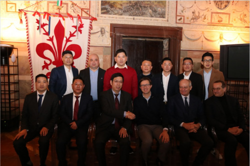 王文刚(前左三)与佛罗伦萨市长纳尔代拉(右三)及部分侨胞代表在抗疫物资捐赠仪式上。(图源：中国驻佛罗伦萨总领馆网站)