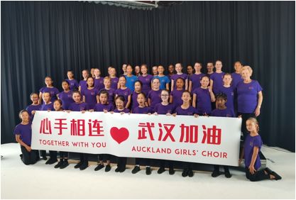 奥克兰少女合唱团专门谱写了一首中文歌曲，为疫区的人们加油、打气。
