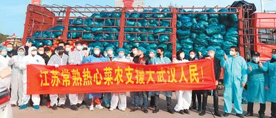 　　支援武汉的江苏常熟菜农及其他人员在运输货车前合影。（东敏佳供图）