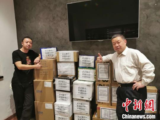 袁祖文(右)和澳大利亚华侨华人在筹集物资。受访者供图