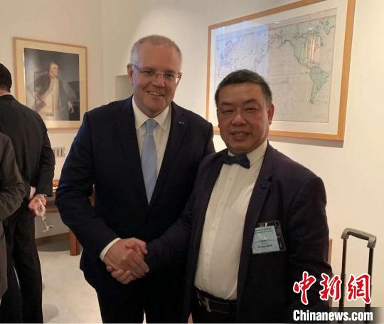 中国侨网袁祖文（右）与澳大利亚联邦政府总理斯科特·莫里森。受访者供图