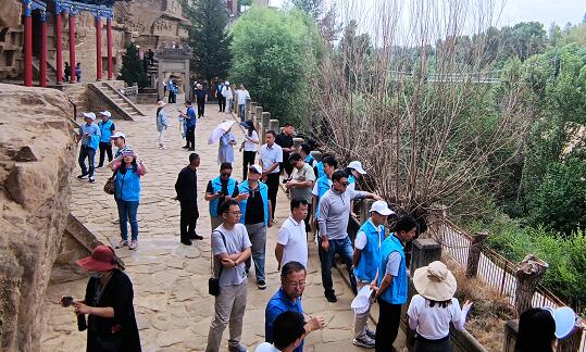 “新丝路之光——第三届港澳台海外青年丝路行”一行走进红石峡会议旧址 见证红色经典