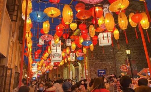 两岸灯火闹元宵，人间最美是团圆