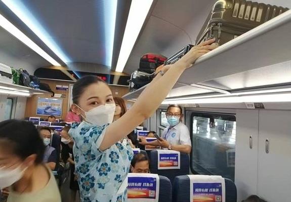 中老铁路列车上的一抹青春色彩