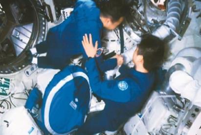网友热议中国航天员乘组首次“太空会师”：  中国空间站开启长期有人驻留模式