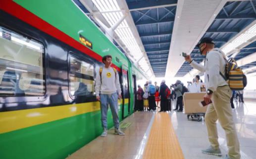 中老铁路国际旅客列车开行一周 老挝留学生直呼太方便