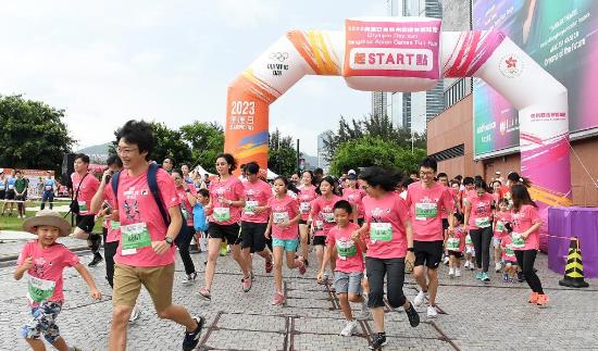 香港重启奥运日实体跑活动 约3000人雨中开跑
