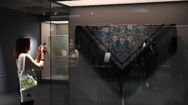 粤港澳三地明清丝绸外销展在港开幕 展出108组藏品