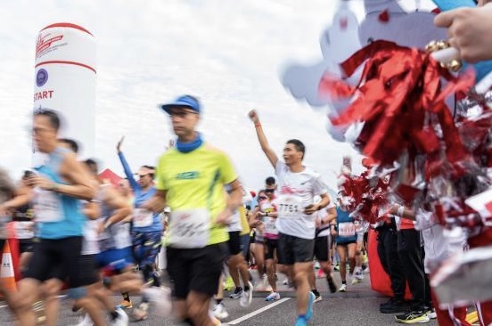 港珠澳大桥首次半程马拉松在港举办 约8000名跑手朝阳下冲线