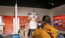 中国载人航天工程展引香港市民参观热潮