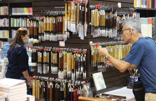 “故纸堆”中的精神家园:香港老书局传承中华文脉