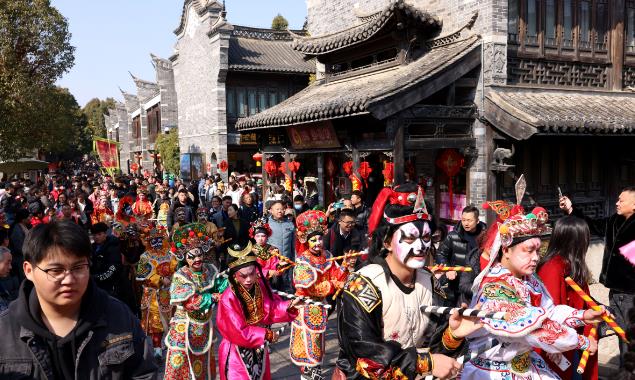 文旅部：春节假期国内游人次达4.74亿 花了6326亿元