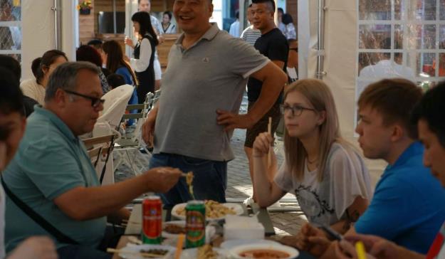 吃中餐、看中医、练武术……这国民众为何对中华文化情有独钟？