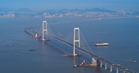 72小时通车超30万车次 深中通道架起“超级通道”