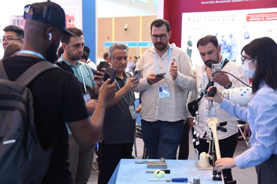 “向新”“向智”见证“中国第一展”底气与韧性