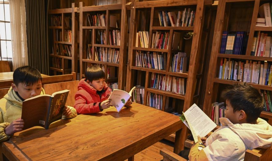 华裔青少年在中文书屋品味书香