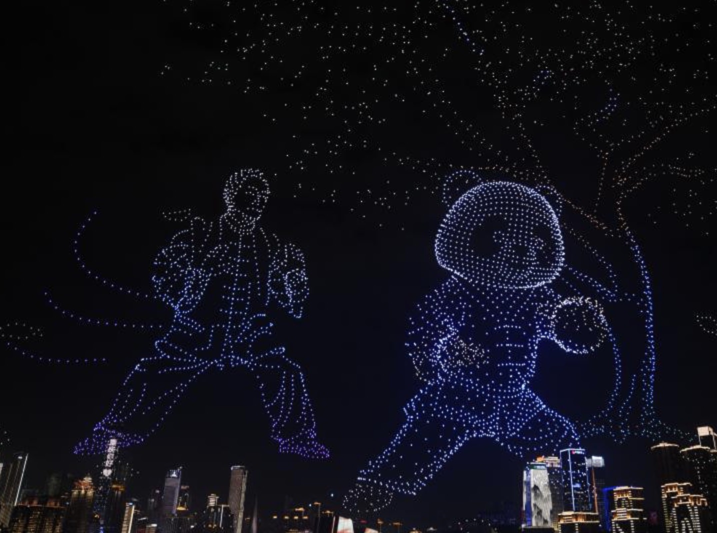 无人机灯光秀点亮重庆夜空 科技美学绘就城市华章