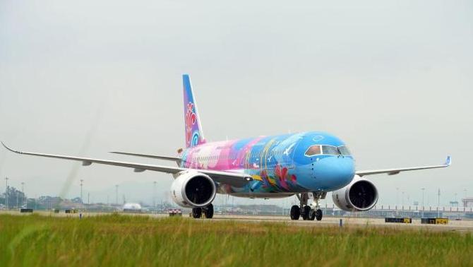 首架C919十五运会主题彩绘飞机首航
