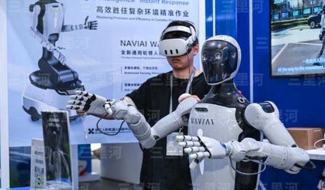 中国人形机器人，加速迈向“消费级”