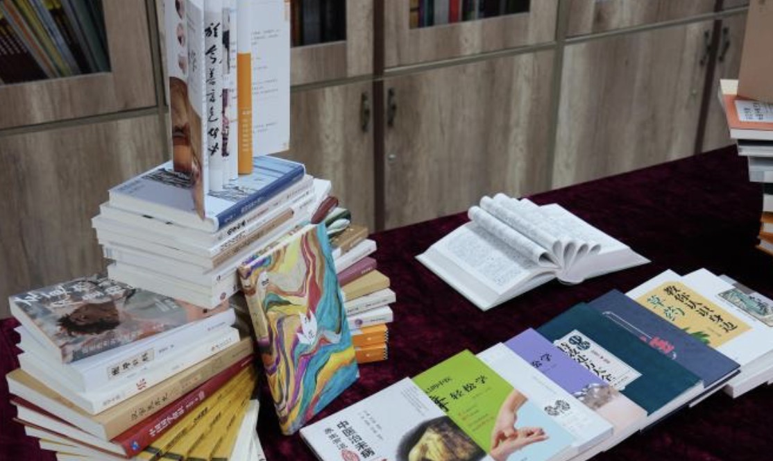 中文图书馆走向海外 充实中文“精神食粮”