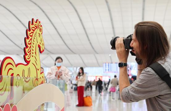 “洋朋友”打卡中国春运