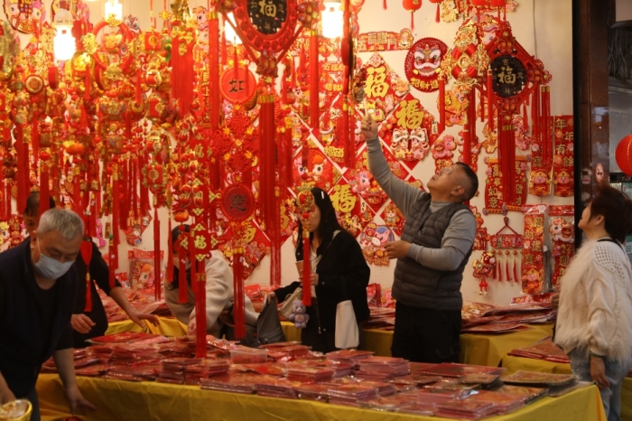 侨胞陆续返乡过年 奔赴团圆之约