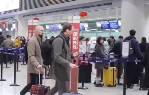 融入春运大潮 外国游客沉浸式感受中国年味