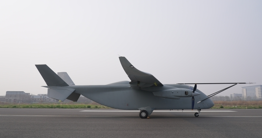 中国首款7吨级运投无人机长鹰-8在河南郑州首飞