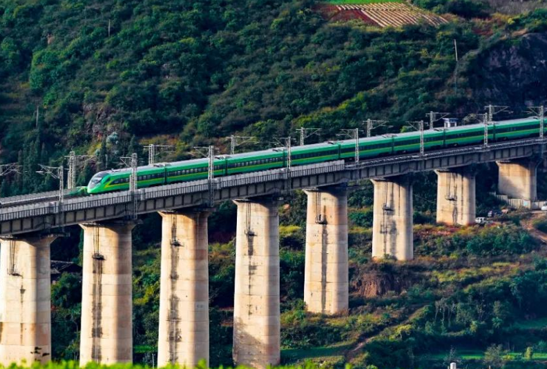 便利跨境往来　助力人文交流——中老铁路国际旅客列车开行三载铺就民心相通路