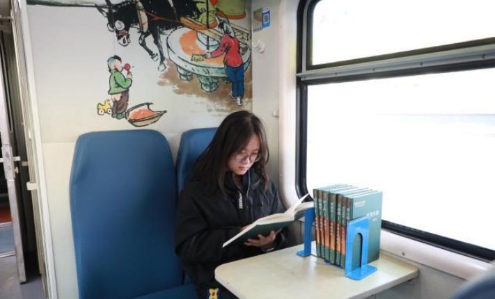 “慢火车”化身“移动图书馆”：林海深处的书香之旅