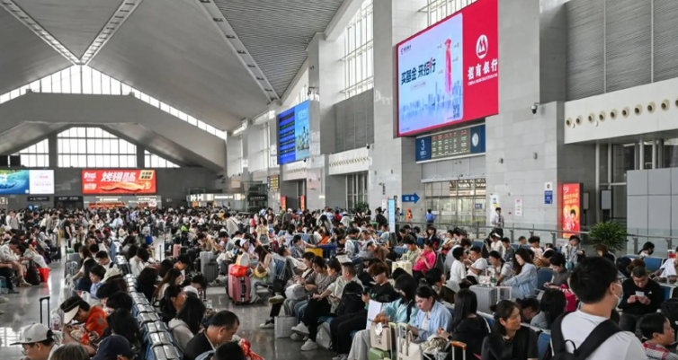 全国铁路迎来“五一”节前出行高峰