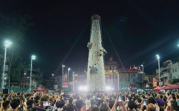 超1600人共赏非遗“景色” 香港深夜上演传统民俗“抢包山”