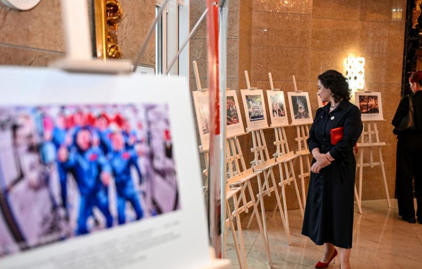 中国式现代化成就图片展在俄伊尔库茨克举行