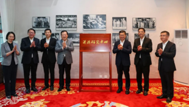 港澳研究中心正式揭牌