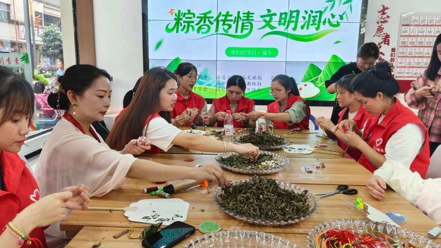 国门书屋架起友谊金桥!