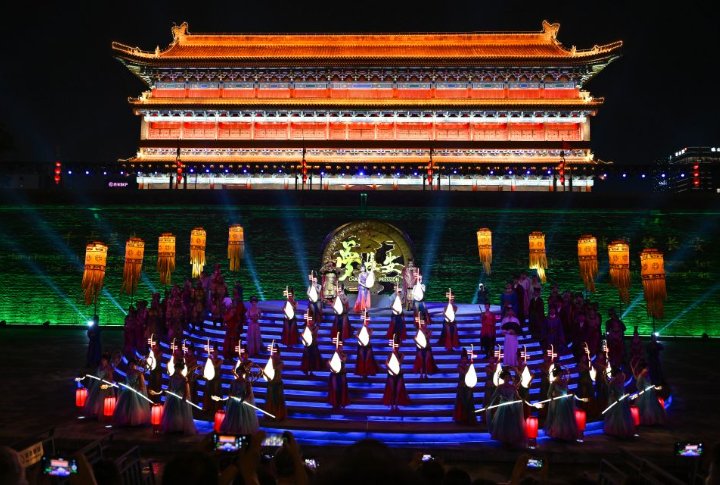 从“看演出”到“聊文化”，城墙夜话带火暑期经济
