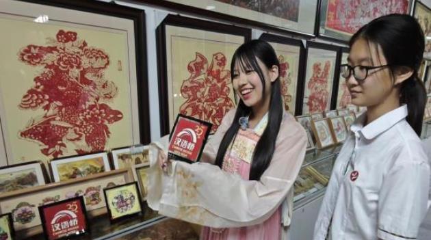 “汉语桥”选手夜游天津古镇 多元活动体验中国传统文化